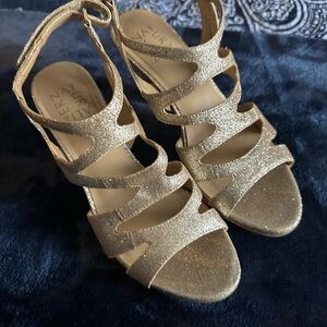 Elegant Gold Strappy Sandals.  Naturalizer.  Size 7 1/2 Medium